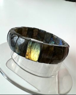 拉長石手排(手鐲)拉長石的主要功效包括:提升直覺力與洞察力,緩解疲勞和壓力,喚醒內在潛能,改善睡眠,清除負面能量,是一種勁受歡迎的療癒晶石 👍😍64209179699586110