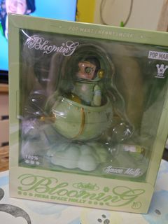 現貨MEGA SPACE MOLLY 100% Blooming-Orchid 泰國版, 興趣及遊戲