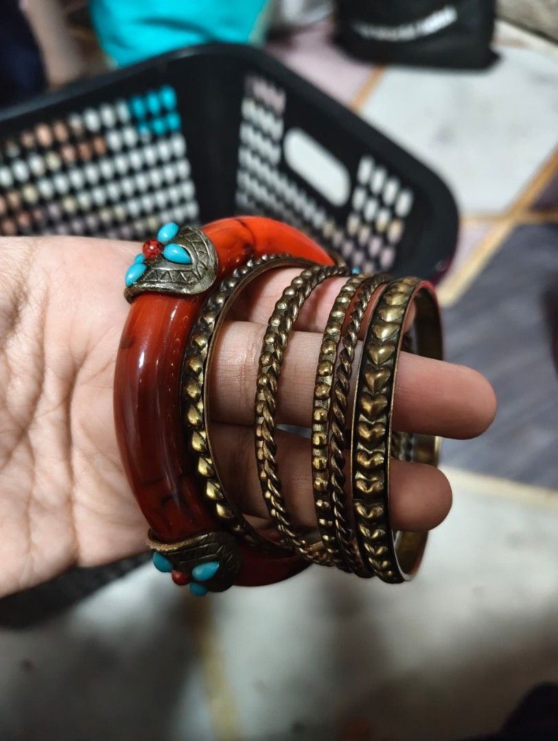 Bangle Set (Category: Bracelets) located in Petaling Jaya. Submitted by Ellaraz (Listing ID 1377014781, Image 1). Description: Used once or twice long time ago. Bangle size:.
