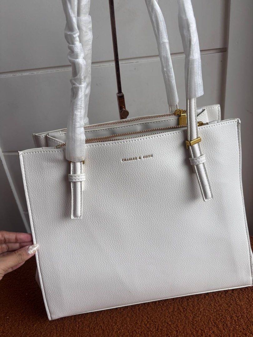 Charles & Keith Sansa Tote Bag (Category: Microphones) located in Candelaria. Submitted by pinkykeenshop (Listing ID 1377173424, Image 2). Description: .