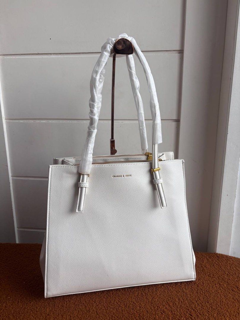 Charles & Keith Sansa Tote Bag (Category: Microphones) located in Candelaria. Submitted by pinkykeenshop (Listing ID 1377173424, Image 1). Description: .