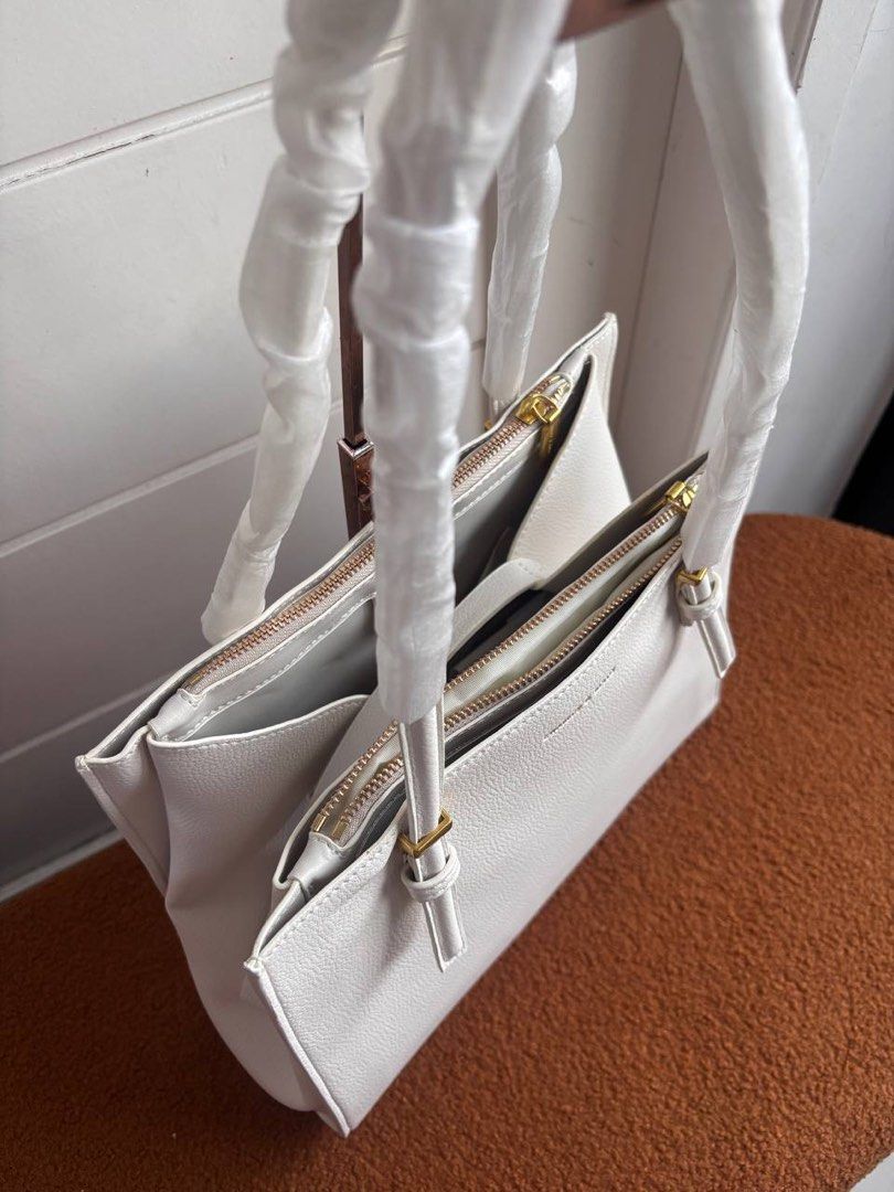 Charles & Keith Sansa Tote Bag (Category: Microphones) located in Candelaria. Submitted by pinkykeenshop (Listing ID 1377173424, Image 3). Description: .
