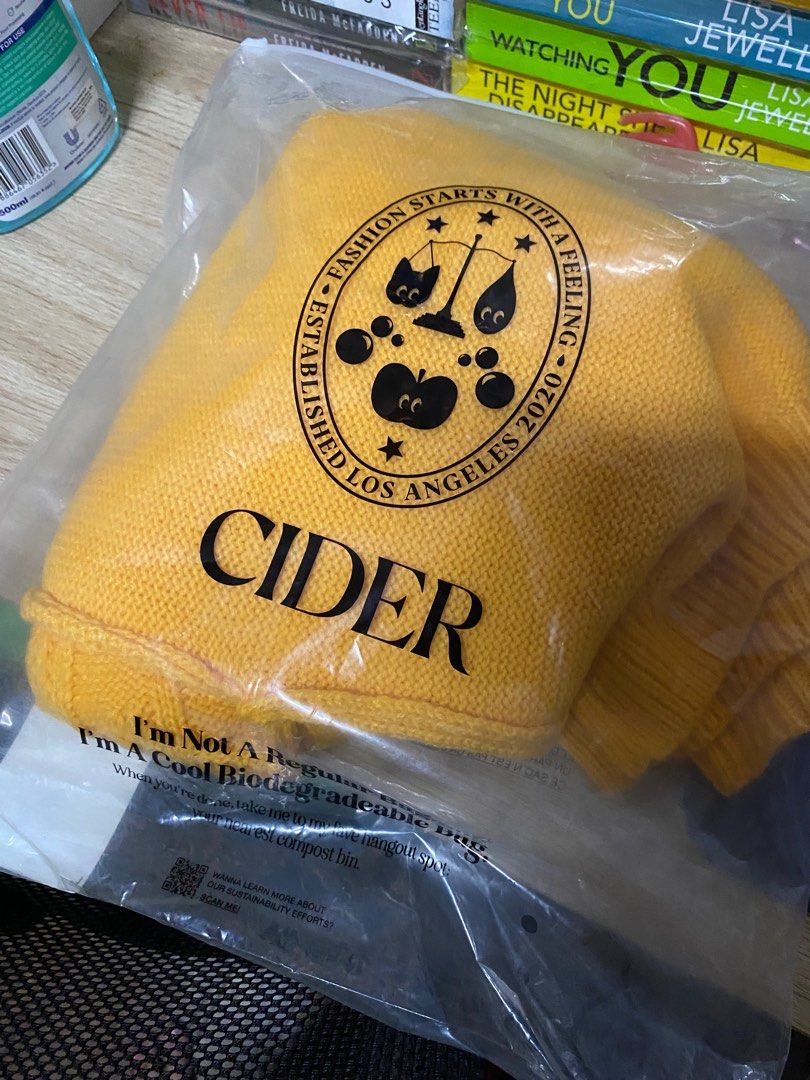 Cider Sweatshirt Crop top (BRAND NEW) (Category: Coats, Jackets and Outerwear) located in Quezon City. Submitted by bookielookie (Listing ID 1377035564, Image 2). Description: NEVER BEEN USED bought this last year (See size on the photo, this is XL) REG PRICE 1100+ Rfs: Chubby girl, thought crop top suits me but nah 😬😬😬 Selling with discount para lang mapakinabangan ng iba Very brand new as in, this is XL but can ce compatible to Medium-Large 