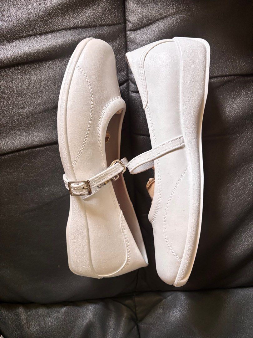 EasySoft White with Strap (Category: Sandals) located in Bagabag. Submitted by phibi (Listing ID 1377030044, Image 2). Description: Never been used EasySoft white for Nursing Students. ✅ waterproof ✅ comfortable to use (with foam sole) - Never been used - Comes with 1 shoe bag - With free 2 Disposable PPE - Price is still negotiable especially if mahal shipping fee to your location MOP : GCash MOD : JnT .