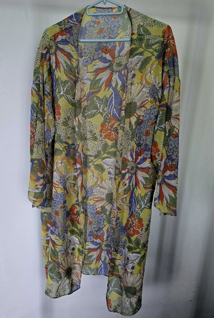 Floral cover up (Category: Coats, Jackets and Outerwear) located in Tagbilaran City. Submitted by rhea.mia (Listing ID 1377111457, Image 1). Description: Floral cover up Size: S-M Ideal for summer looks and the beach.