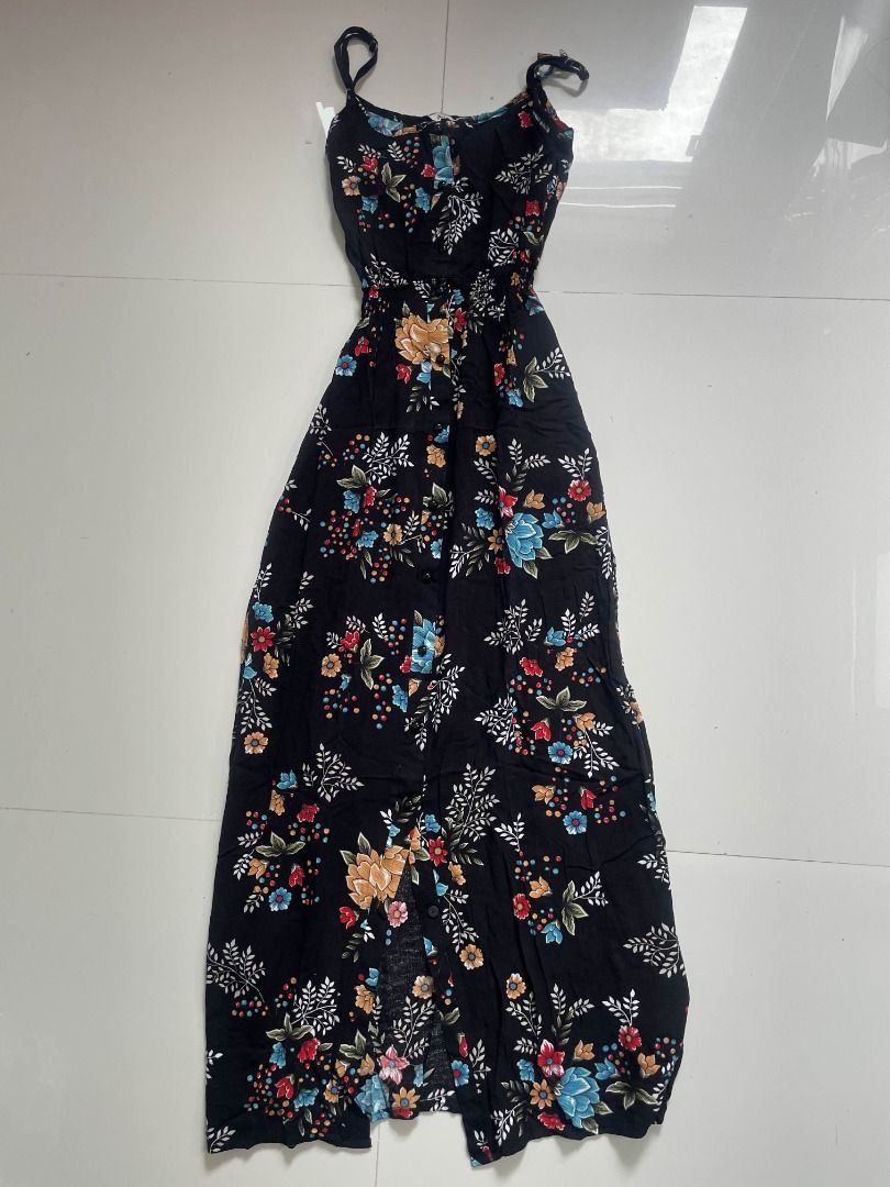 Floral Long Dress (Black) (Category: Dresses) located in Makati City. Submitted by mishax (Listing ID 1377042926, Image 1). Description: - Shipping fee covered by the buyer. Strictly no return policy. Please check photo for the accurate measurement of the clothing. - Can fit to s frame. 💵 PAYMENT 💵 ~ GCash only ~ No cash on delivery 📦 SHIPPING 📦 ~ GogoXpress (nationwide) ~ J&T (nationwide) ~ Grab/Lalamove (Metro Manila only).