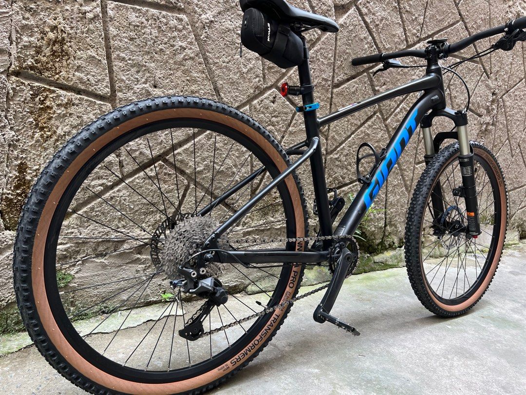 Giant Talon 1 2021 (Category: Bicycles) located in Makati City. Submitted by raphcamero (Listing ID 1377080195, Image 3). Description: Giant Talon 1 2021 Size: 27.5: M Color: Matte Black Frame: ALUXX-Grade Aluminium, disc. Compatible with fenders & kickstand Fork: RockShox Judy TK coil spring, 100mm or 80mm travel, QR, steel steerer, rebound adjust and lock out Shock: N/A Handlebar: Giant Connect Trail, 700mmx31.8 Stem: Giant Sport, 7-degree Seat