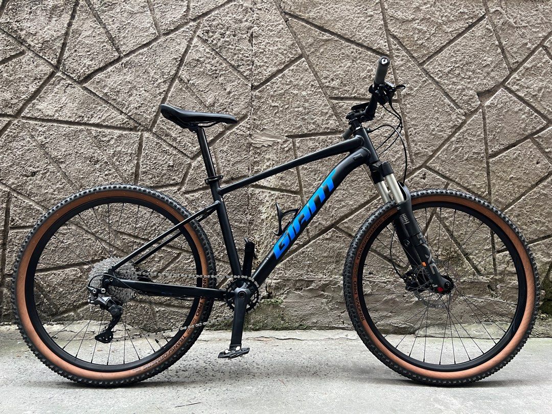 Giant Talon 1 2021 (Category: Bicycles) located in Makati City. Submitted by raphcamero (Listing ID 1377080195, Image 1). Description: Giant Talon 1 2021 Size: 27.5: M Color: Matte Black Frame: ALUXX-Grade Aluminium, disc. Compatible with fenders & kickstand Fork: RockShox Judy TK coil spring, 100mm or 80mm travel, QR, steel steerer, rebound adjust and lock out Shock: N/A Handlebar: Giant Connect Trail, 700mmx31.8 Stem: Giant Sport, 7-degree Seat
