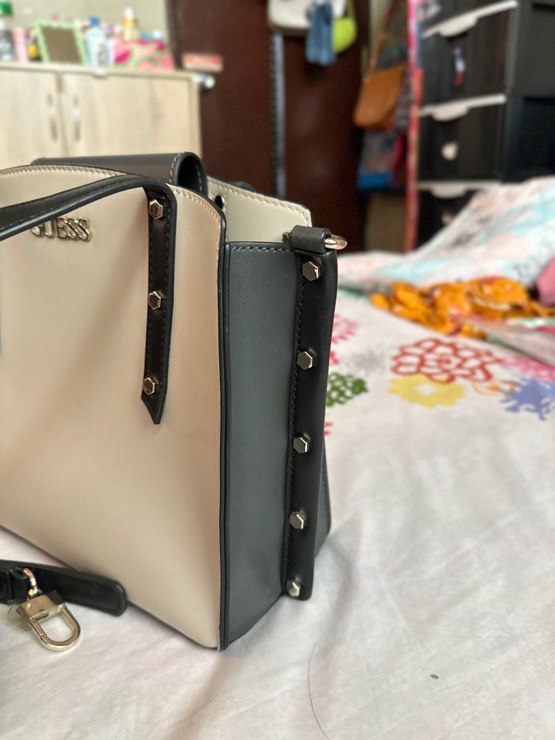 GUESS Tia Girlfriend Crossbody Bag (Category: Cross-body Bags) located in Cagayan de Oro. Submitted by chicreboot (Listing ID 1377007790, Image 2). Description: 📌Like new condition, used it for travel 📌Color: Beige and Gray 📌MOP: Gcash/BPI 📌Can ship via J&T or LBC 📌Bought this in Taipei (Wala ng box) LOCATION: Cdo, Misamis Oriental.