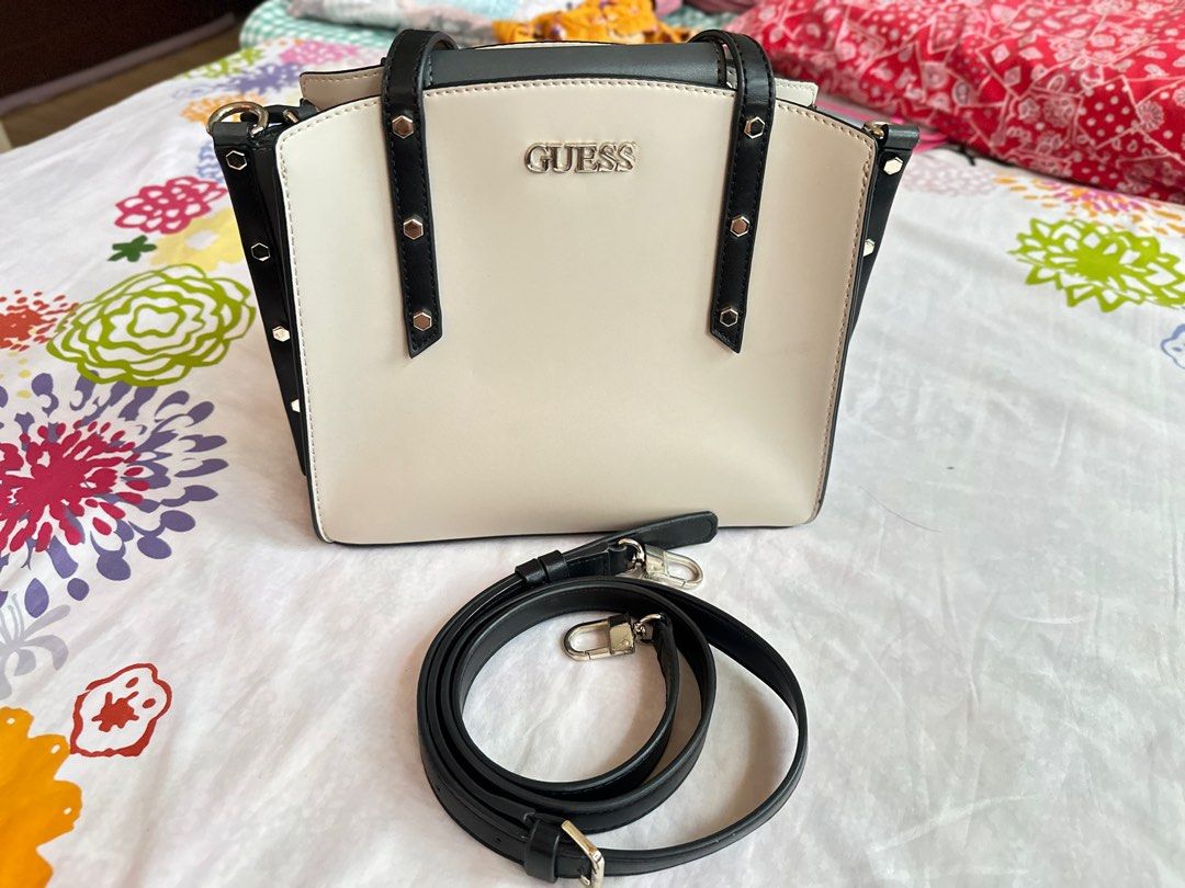 GUESS Tia Girlfriend Crossbody Bag (Category: Cross-body Bags) located in Cagayan de Oro. Submitted by chicreboot (Listing ID 1377007790, Image 1). Description: 📌Like new condition, used it for travel 📌Color: Beige and Gray 📌MOP: Gcash/BPI 📌Can ship via J&T or LBC 📌Bought this in Taipei (Wala ng box) LOCATION: Cdo, Misamis Oriental.