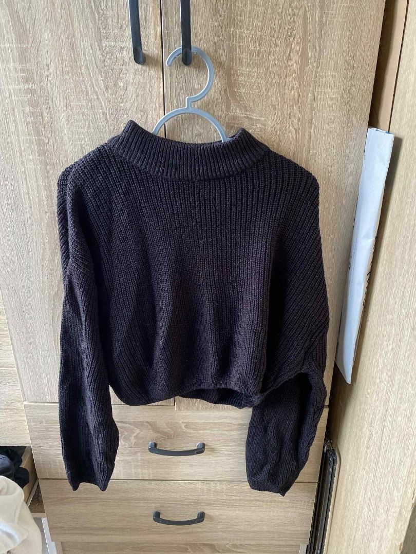 H&M Black Cropped Longsleeve Knit Top (Category: Longsleeves) located in Quezon City. Submitted by trix_m (Listing ID 1377014701, Image 2). Description: .