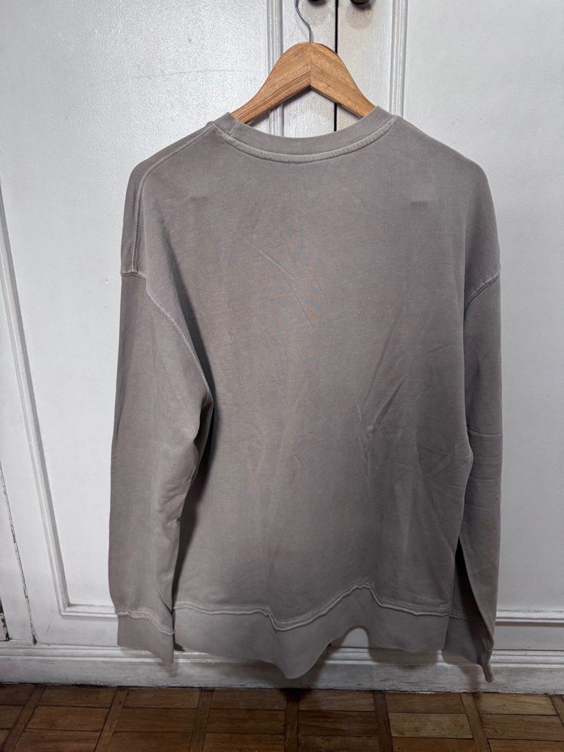 H&M Tan Oversized Distressed Long Sleeves (Category: Tshirts & Polo Shirts ) located in San Juan City. Submitted by luigi911 (Listing ID 1377094881, Image 2). Description: Small on tag Shoulder 23 Chest 23 Length 28 Sleeve length 33 Sleeve opening 4 Bicep 10.