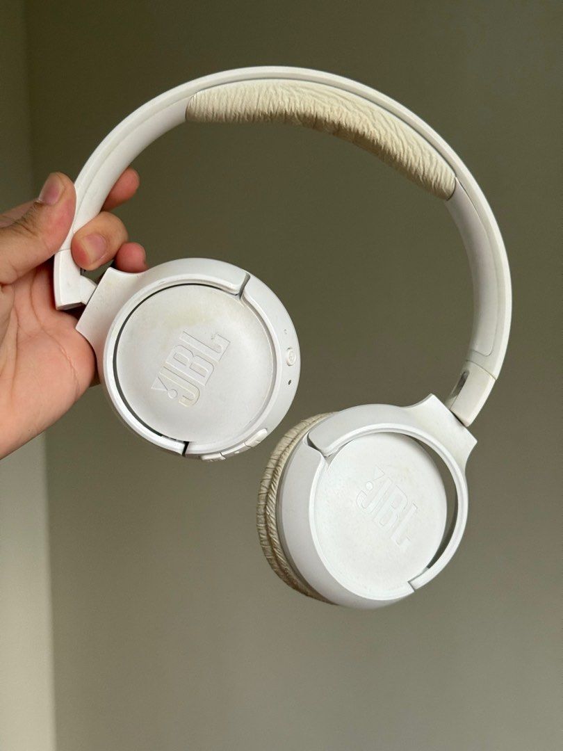 JBL 510BT Bluetooth Headphones (Category: Headphones & Headsets) located in Manila. Submitted by luckyluna01234 (Listing ID 1377106047, Image 1). Description: Original Bought for around 2,7k Not used anymore Has replacement cuffs already - flaws in the picture - you can buy replacement in online shops (current right cuff is loose - tends to fall off) No problem with the sound quality Just buy replacement cuffs and good as “like new” na siya Headp