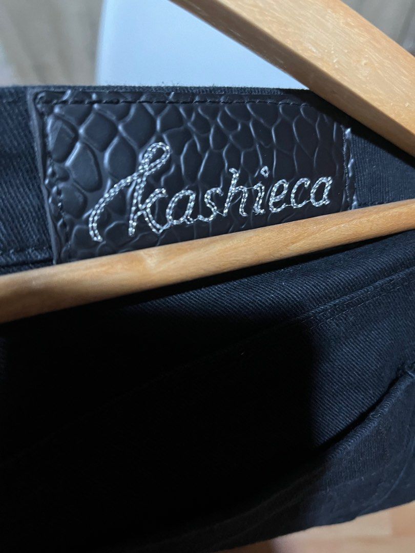Kashieca Low Rise Skinny Jeans (Category: Jeans) located in Antipolo. Submitted by p0123 (Listing ID 1377165608, Image 2). Description: -Original -Well used, has signs of wear and tear but still in good condition -Barely used -Pm me for more details -Sf shouldered by buyer.