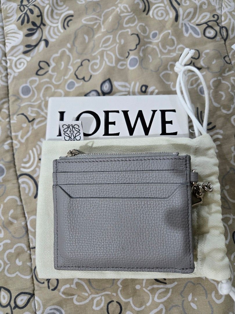 Loewe Card Wallet (Category: Luxury Bags & Wallets) located in Muntinlupa City. Submitted by stefanigp (Listing ID 1377137044, Image 2). Description: Bought from Greenbelt 3 Complete with dustbag, box, and care guide Lightly used but in very good condition Has 6 card slots available and a coin compartment.