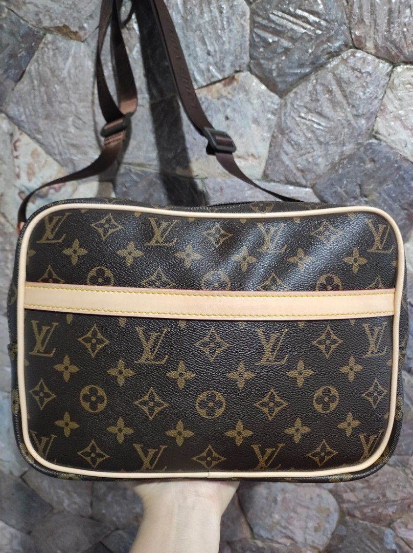 LV CROSSBODY/ REPORTER BAG (Category: Luxury Bags & Wallets) located in Baguio. Submitted by segunda_classic (Listing ID 1377144274, Image 2). Description: L BEE MONÖGRAM REPORTER PM BAG SOU LANG CODED; SEARCHABLE H:20CM▫️L:30CM ▫️W: 12CM SHOULDER STRAP: 40.5CM ADJUSTABLE.
