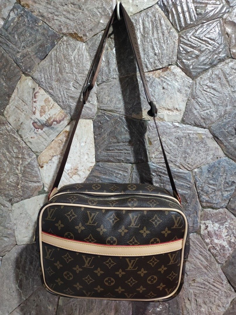 LV CROSSBODY/ REPORTER BAG (Category: Luxury Bags & Wallets) located in Baguio. Submitted by segunda_classic (Listing ID 1377144274, Image 1). Description: L BEE MONÖGRAM REPORTER PM BAG SOU LANG CODED; SEARCHABLE H:20CM▫️L:30CM ▫️W: 12CM SHOULDER STRAP: 40.5CM ADJUSTABLE.