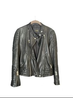 (Category: ) located in . Submitted by wear.wares (Listing ID 1377041373, Image 1). Description: .