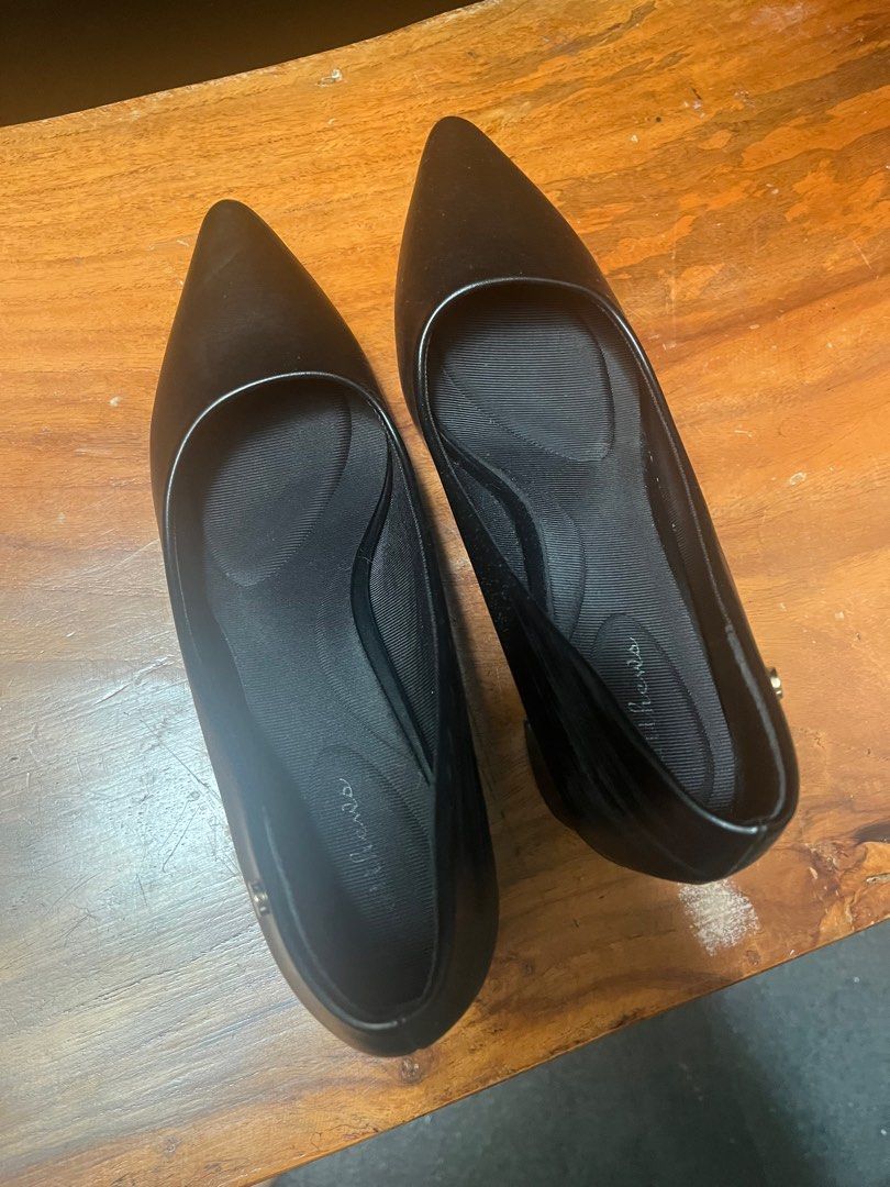Matthews ladies black shoes (Category: Heels) located in Quezon City. Submitted by pepching22 (Listing ID 1377105242, Image 3). Description: Used once for graduation this May 2025.