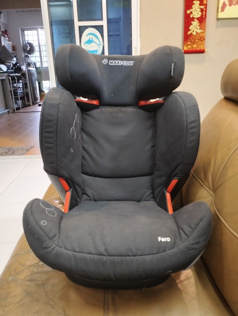 Maxi-Cosi Fero Black Car Seat (Category: Car Seats) located in Singapore. Submitted by janice_7842 (Listing ID 1377195031, Image 1). Description: - Used Maxi-Cosi Fero car seat - Good condition - Black color with red accents - Suitable for children - Comfortable and safe design - Fully functional selling because no longer needs - Reliable car seat.