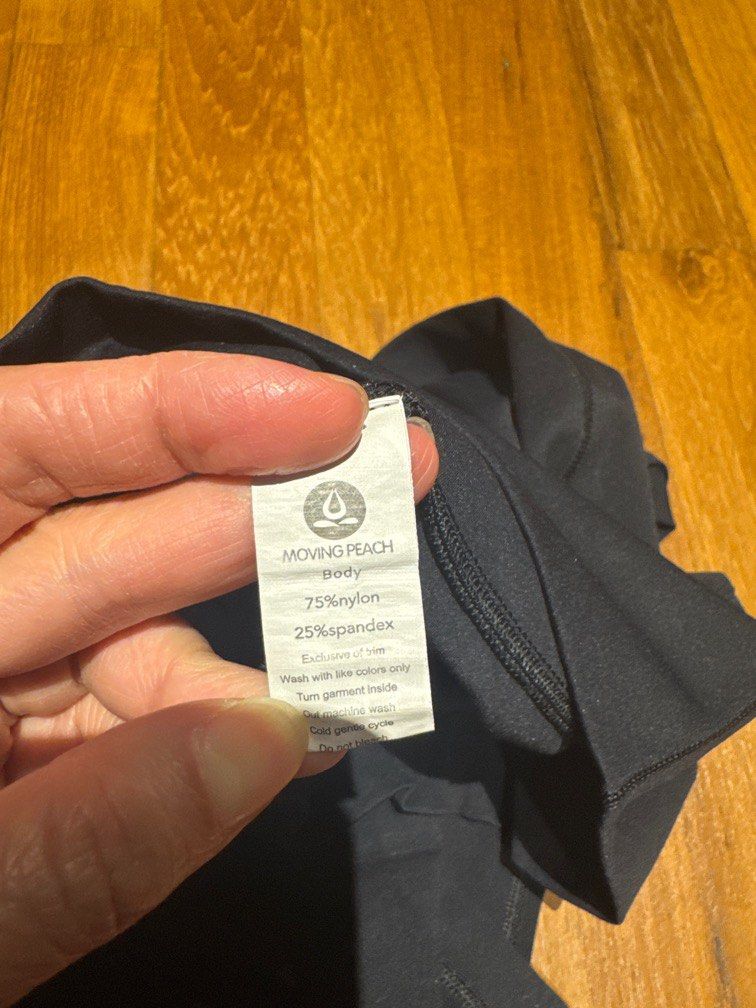Moving Peach Black leggings (Category: Activewear) located in Singapore. Submitted by trixiebuzz (Listing ID 1377162655, Image 3). Description: Worn 2-3 times max. Destashing Self collect from Serangoon gardens or top up for smart pac.