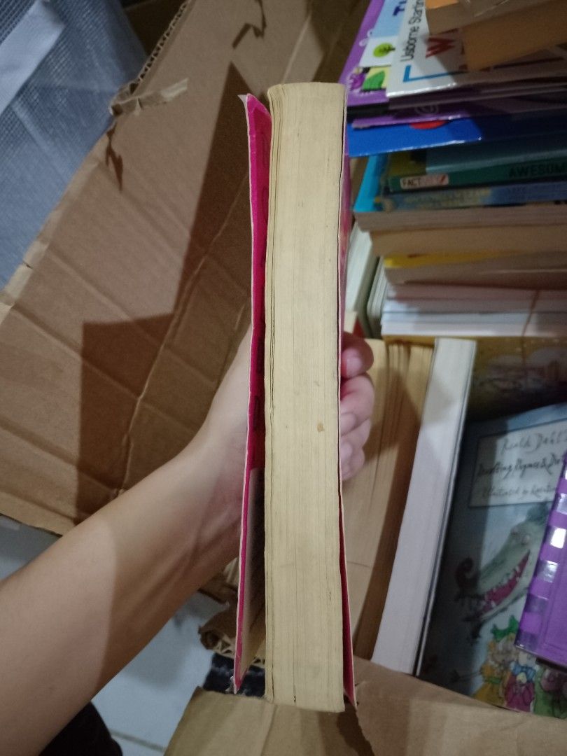 Roald Dahl Matilda (Category: Storybooks) located in Marikina City. Submitted by preloved.byleslie (Listing ID 1377155718, Image 2). Description: Minor Flaw.