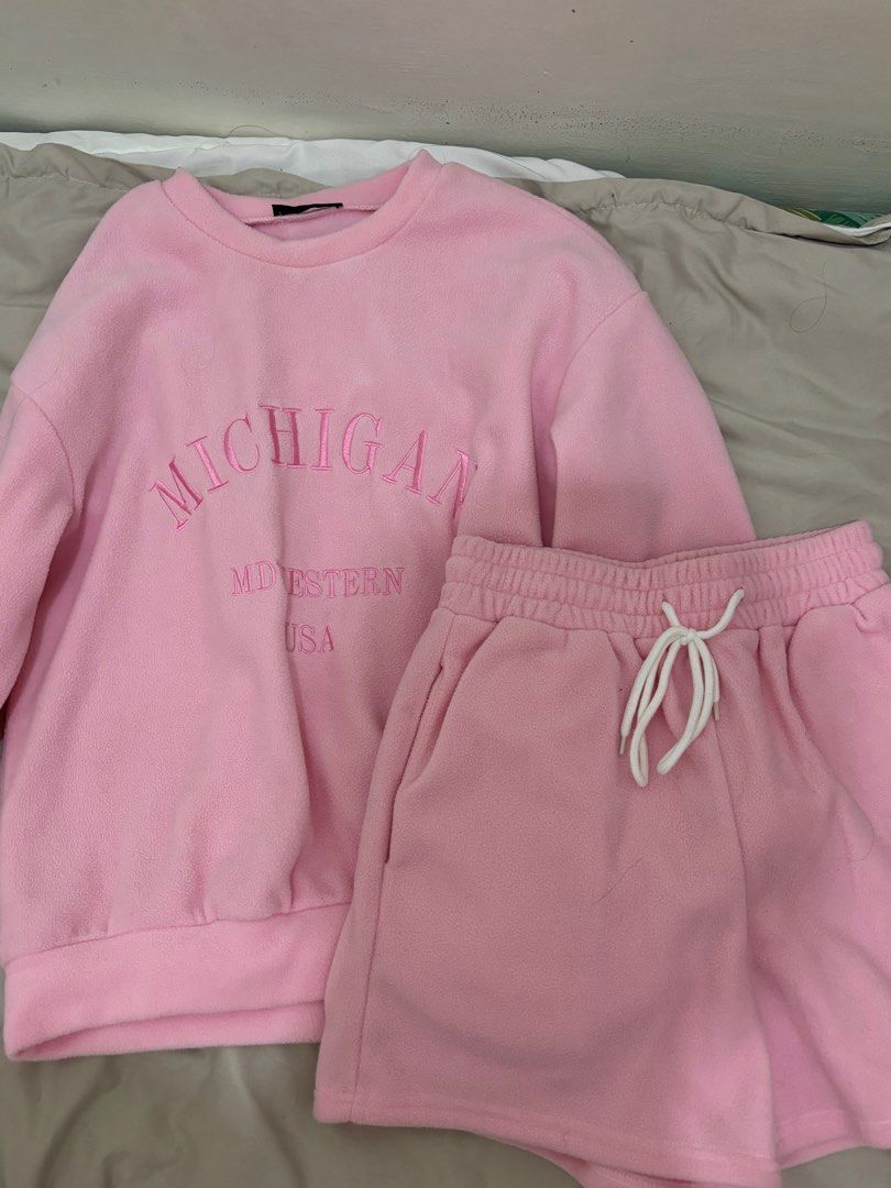 shein pink coordinates (Category: Sets or Coordinates) located in Quezon City. Submitted by blueeeming (Listing ID 1377079438, Image 2). Description: .
