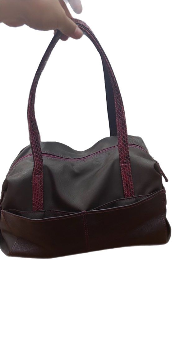 Snake skin and nylon shoulder doctors bag (Category: Shoulder Bags) located in Tuguegarao City. Submitted by rox_onlineshop (Listing ID 1377018411, Image 1). Description: Snake skin and nylon shoulder bag With leather pocket.