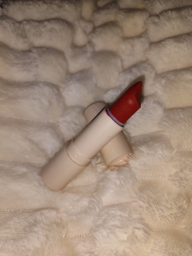 SUNNIES FACE LIPSTICK (FLUFF MATTE)💄 (Category: Makeup) located in Manila. Submitted by mariasmarketplace (Listing ID 1377119333, Image 2). Description: 'Di na ginagamit mas prefer ko na Liptint. No box na Wala nang ganitong shade sa Market..