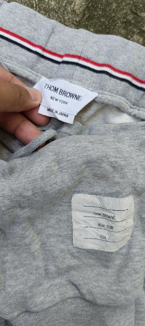 Thom Browne 4 Bar Sweat pants (Category: Joggers) located in Manapla. Submitted by drip.thrift (Listing ID 1377113475, Image 2). Description: Waist 28 to 32 Length 38.