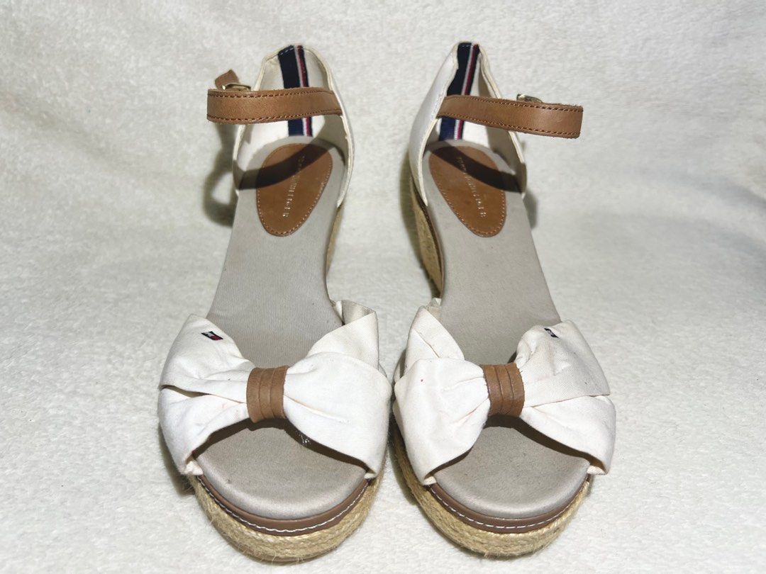 TOMMY HILFIGER Peep-Toe Wedge Espadrille (Category: Heels) located in Santo Domingo. Submitted by r0marx (Listing ID 1377175950, Image 3). Description: 100% AUTHENTIC FROM SAUDI ARABIA SIZE: EURO 38 / CM 24 Details: Warm weather days call for these sandals, which feature a modern wedge heel, rope detailing and a pretty bow on the front. Highlights: • Polyester mix upper • Polyester lining • Cotton and polyester insock • Linen and thermoplastic ru