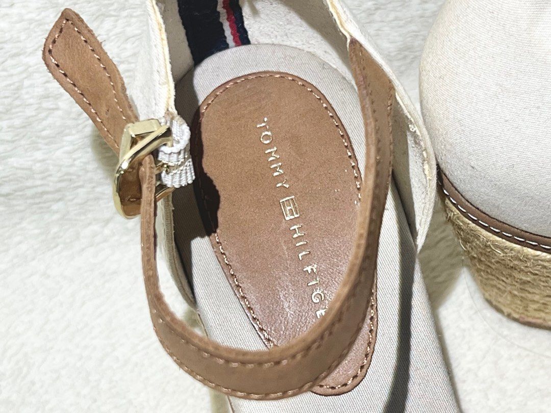 TOMMY HILFIGER Peep-Toe Wedge Espadrille (Category: Heels) located in Santo Domingo. Submitted by r0marx (Listing ID 1377175950, Image 2). Description: 100% AUTHENTIC FROM SAUDI ARABIA SIZE: EURO 38 / CM 24 Details: Warm weather days call for these sandals, which feature a modern wedge heel, rope detailing and a pretty bow on the front. Highlights: • Polyester mix upper • Polyester lining • Cotton and polyester insock • Linen and thermoplastic ru