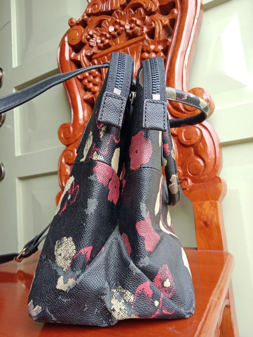 Turnlock Borough Floral Print (Category: Luxury Bags & Wallets) located in Solano. Submitted by bags_infinity (Listing ID 1377192377, Image 3). Description: worn out leather silver hardware, good condition clean interior ✨all items available; updated always if sold ✨vague messages will be ignored: available? hm? location?..etc ✨i send more pictures for details if available 🌱 location: Nueva Vizcaya 🌱 payment method: GoTyme & Maya.
