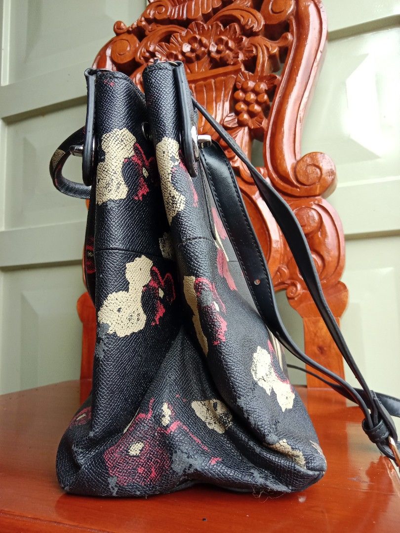 Turnlock Borough Floral Print (Category: Luxury Bags & Wallets) located in Solano. Submitted by bags_infinity (Listing ID 1377192377, Image 2). Description: worn out leather silver hardware, good condition clean interior ✨all items available; updated always if sold ✨vague messages will be ignored: available? hm? location?..etc ✨i send more pictures for details if available 🌱 location: Nueva Vizcaya 🌱 payment method: GoTyme & Maya.