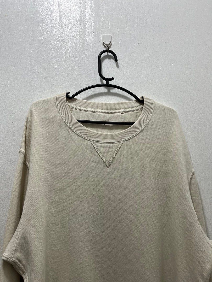 UNIQLO Sweater (Category: Coats, Jackets and Outerwear) located in San Carlos. Submitted by claaark (Listing ID 1377038718, Image 1). Description: Condition: 8/10 Color rate: 9/10 Dimensions: L29 W21 Size on tag: Large rfs: decluttering Location: Pureza Sampaloc Manila mop: Banktransfer/ Cash via Meetup/ Lalamove/ JnT price is negotiable for multiple orders!.