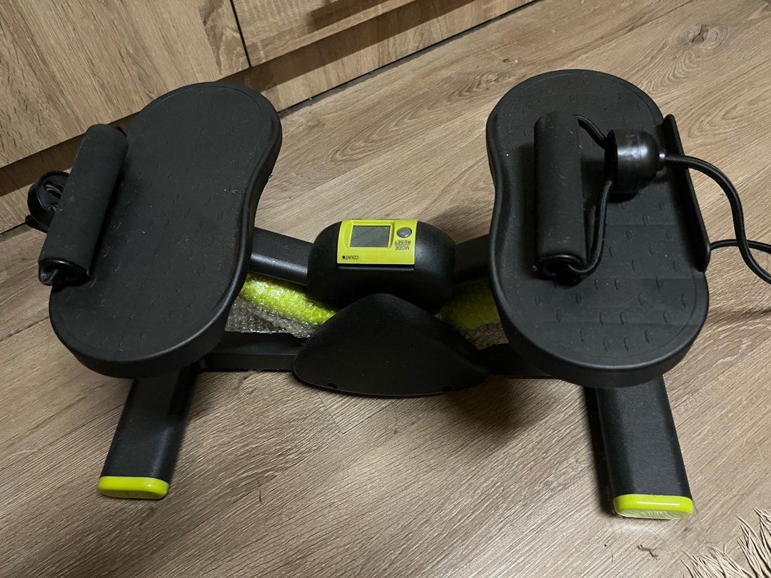 V Stepper (Category: Cardio & Fitness Machines) located in Sungai Dua. Submitted by ShopbySaa (Listing ID 1377133741, Image 1). Description: V Stepper termasuk tali. Jual sebab tak pakai, baru pakai 3 kali..