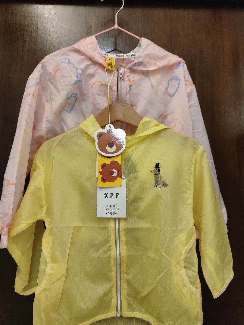 由 graceliao0812 (刊登 ID 1377243177，圖片 2) 提交，位於 桃園市 (Taoyuan) 的 全新男女小童100碼四件套防曬衣 (類別：嬰兒及兒童流行時尚)，說明：尺碼：100碼 防曬衣四件套合售350。