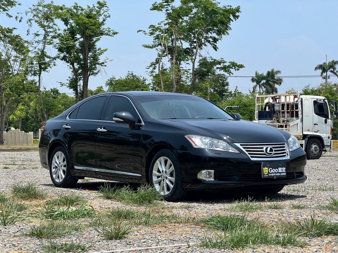 由 yf_car150 (刊登 ID 1377230337，圖片 2) 提交，位於 高雄市 (Kaohsiung) 的 2010 Lexus ES350 豪華版 (類別：汽車出售)，說明：質感的頂級享受🚗日系豪華品牌的卓越品質‼️ 舒適有配備 載長輩也非常合適✨ 『2010 Lexus ES 350 豪華版』 僅安全行駛6萬公里‼️僅換後蓋 已認證💯 本車配備✅ ◾️ikey ◾️免鑰匙摸門 ◾️電動記憶座椅 ◾️雙前座冷熱通風椅 ◾️倒車顯影 ◾️後電動遮陽簾 ◾️定速巡航 ◾️電動天窗 —————————————————— Line：zxc3395 ☎️：0908079210 賞車地址🚘 高雄市仁武區水管路三段150號。