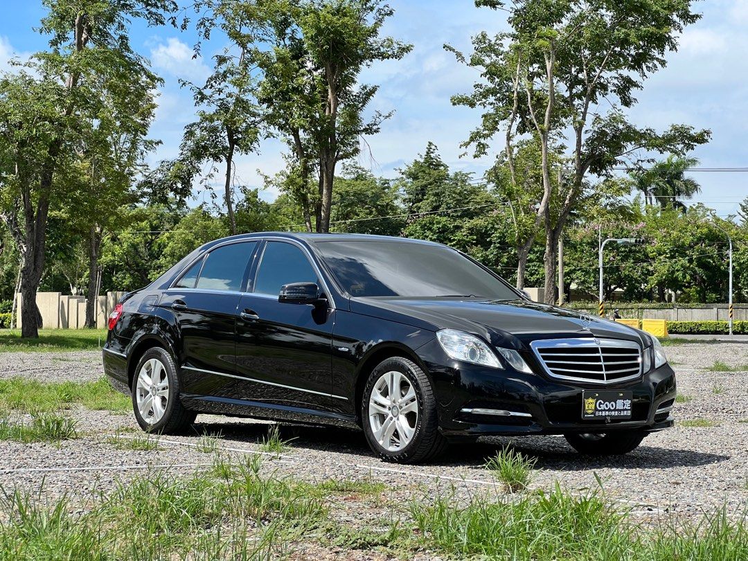 由 yf_car150 (刊登 ID 1377228849，圖片 2) 提交，位於 高雄市 (Kaohsiung) 的 2012 Benz W212 E200 一手美車 (類別：汽車出售)，說明：老董精美座駕入庫🚗一手總代理車庫車‼️ 同年份稀有車況&里程數🔥 『2012 Benz W212 E200 Sedan』 僅安全行駛8萬公里‼️全車原版件💯定期保養 本車配備✅ ◾️雙前座電動記憶座椅 ◾️電動天窗 ◾️恆溫空調 ◾️定速巡航 ◾️自動大燈 ◾️藍芽音訊 ◾️後座出風口 ◾️方向盤快控 —————————————————— Line：zxc3395 ☎️：0908079210 賞車地址🚘 高雄市仁武區水管路三段150號。