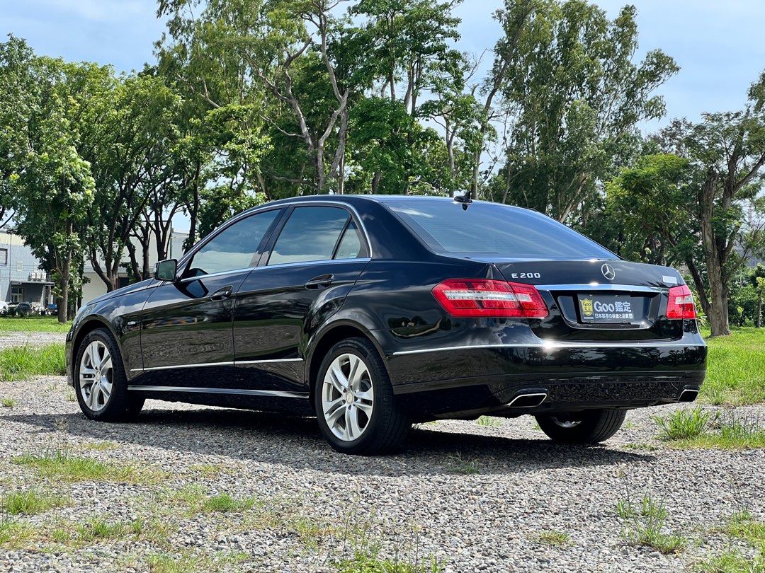 由 yf_car150 (刊登 ID 1377228849，圖片 3) 提交，位於 高雄市 (Kaohsiung) 的 2012 Benz W212 E200 一手美車 (類別：汽車出售)，說明：老董精美座駕入庫🚗一手總代理車庫車‼️ 同年份稀有車況&里程數🔥 『2012 Benz W212 E200 Sedan』 僅安全行駛8萬公里‼️全車原版件💯定期保養 本車配備✅ ◾️雙前座電動記憶座椅 ◾️電動天窗 ◾️恆溫空調 ◾️定速巡航 ◾️自動大燈 ◾️藍芽音訊 ◾️後座出風口 ◾️方向盤快控 —————————————————— Line：zxc3395 ☎️：0908079210 賞車地址🚘 高雄市仁武區水管路三段150號。