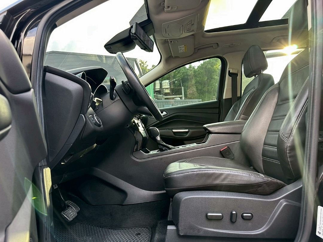 由 andy03060907 (刊登 ID 1377295229，圖片 3) 提交，位於 桃園市 (Taoyuan) 的 2019年 Ford Kuga EcoBoost 245 CP360旗艦型 2.0 4WD 僅跑七萬 新車價114萬 (類別：汽車出售)，說明：2019年 Ford Kuga EcoBoost 245 CP360旗艦型 2.0 4WD 僅跑七萬 新車價114萬 6速手自排 渦輪增壓 電子式後視鏡 盲點偵測 前霧燈 後霧燈 後視鏡方向指示燈 LED日行燈 HID氙氣頭燈 主動轉向頭燈 LED尾燈 車頂行李架 全景天窗 方向盤快控鍵 換檔撥片 恆溫空調 分區溫控 駕駛座電動調整 後座分離倒覆 里程電腦 前座扶手 後座扶手 前座杯架 後座杯架 後座出風口 中控螢幕 CD音響主機 MP3播放功能 藍牙通訊 USB插槽 9只揚聲器 免鑰匙啟動車門鎖 定速巡航 蜂鳴式倒車輔助系統 前方駐車雷達 倒車影像輔助 倒車圖像輔助 環景影像系統 自動停車系統 光感應自動頭燈 雨滴感應雨刷 