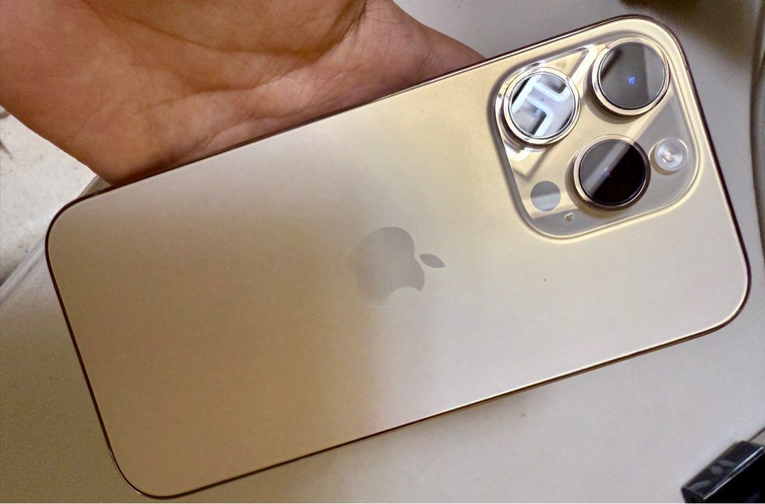 2nd Hand Iphone 14 Pro Gold 256GB (Category: iPhone 14 Series) located in Manila. Submitted by francisco73621 (Listing ID 1377244181, Image 2). Description: 2nd Hand Iphone 14 Pro 256GB Color Gold With box and original cord Good condition (see photos) Pm for price Thanks 😊.