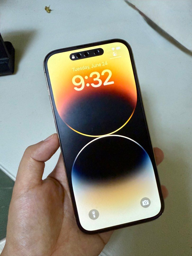 2nd Hand Iphone 14 Pro Gold 256GB (Category: iPhone 14 Series) located in Manila. Submitted by francisco73621 (Listing ID 1377244181, Image 1). Description: 2nd Hand Iphone 14 Pro 256GB Color Gold With box and original cord Good condition (see photos) Pm for price Thanks 😊.