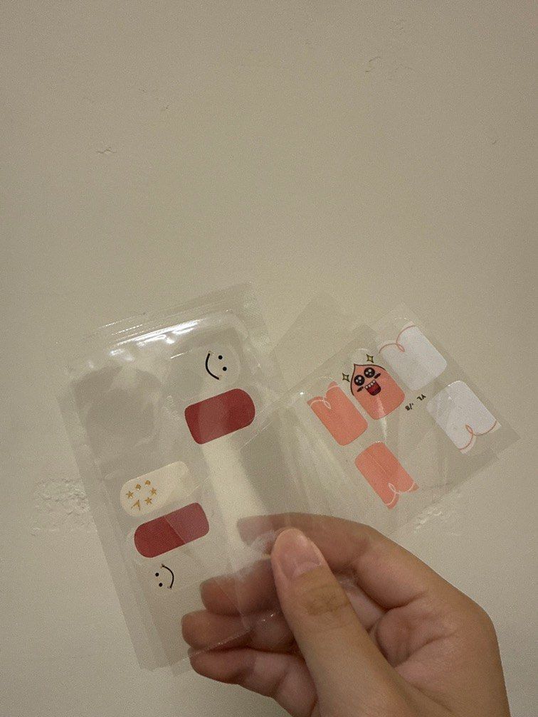 由 jjulieeeee (刊登 ID 1377261715，圖片 3) 提交，位於 高雄市 (Kaohsiung) 的 指甲貼 (類別：美甲、手部保養)，說明：若有購買全新未拆封是一個60元 不是全部60元 有拆封使用過的若喜歡可以免費一起帶走！。