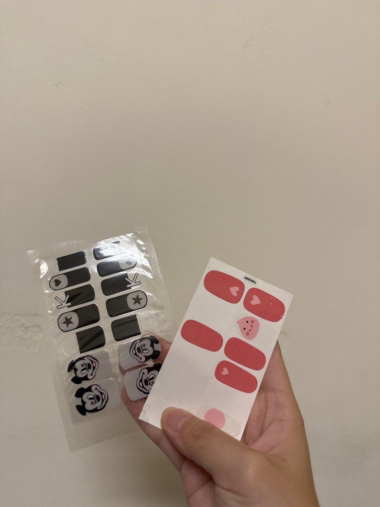 由 jjulieeeee (刊登 ID 1377261715，圖片 1) 提交，位於 高雄市 (Kaohsiung) 的 指甲貼 (類別：美甲、手部保養)，說明：若有購買全新未拆封是一個60元 不是全部60元 有拆封使用過的若喜歡可以免費一起帶走！。