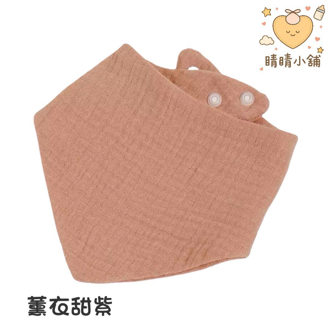 由 peggy2345642 (刊登 ID 1377274766，圖片 3) 提交，位於 新北市 (New Taipei) 的 三角紗布素色圍兜兜 (類別：嬰兒及兒童流行時尚)，說明：🌿 極簡，才是最耐看的溫柔 這款【素色三角紗布圍兜兜】用最舒服的色調，陪寶寶走過每一天的口水期～ — 🍼 高質感素色設計｜莫蘭迪色系、低調溫柔，男寶女寶都百搭 🧶 多層純棉紗布｜親膚柔軟、吸水力強，不怕寶寶口水濕透衣服 👶 雙排釦設計｜可依照寶寶脖圍調整鬆緊，0～2歲都能用 🧺 輕薄快乾、易清洗｜日常替換超方便，媽媽好幫手！ — 🧡 寶寶穿什麼都能搭，怎麼搭都好看 素色控媽媽絕不能錯過的百搭好物！ 📦 現貨供應｜多色可選（米白／奶茶／灰藍／薰衣草紫…） 下單請備註顏色，也可私訊選款喔～ 🔍 更多育兒小物，歡迎追蹤 ☀️晴晴小舖。