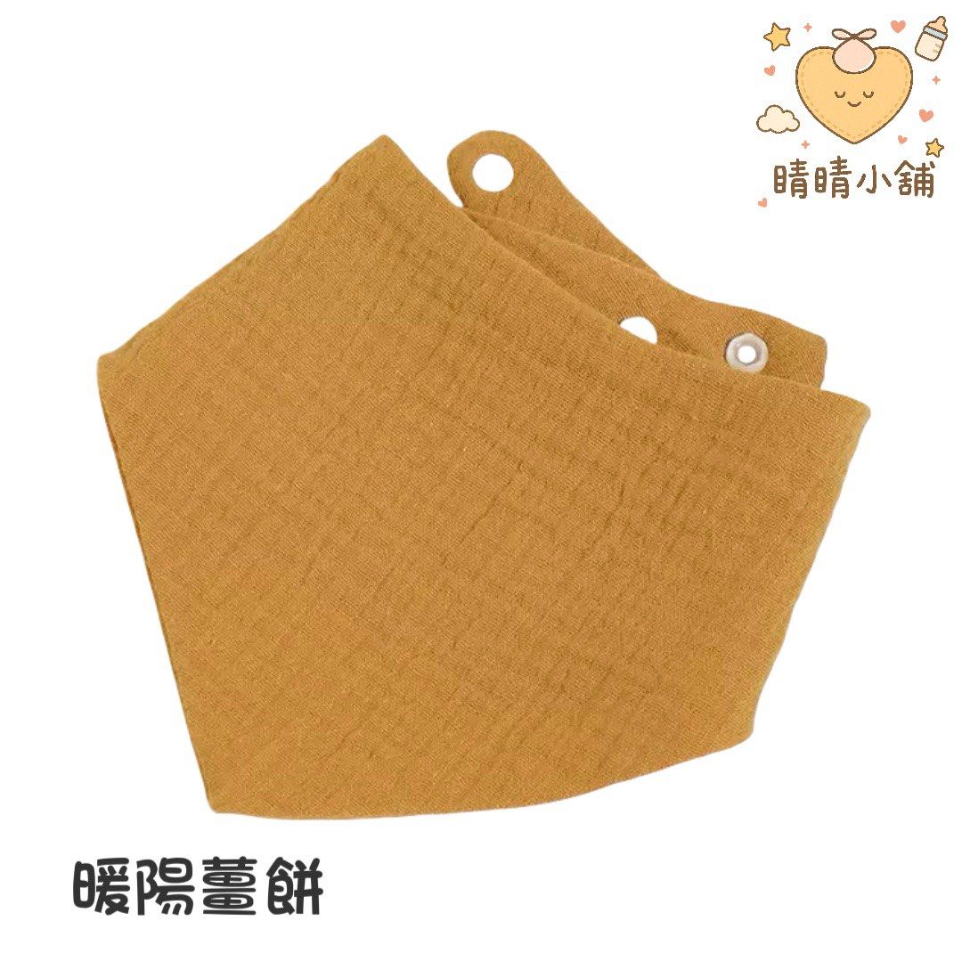 由 peggy2345642 (刊登 ID 1377274766，圖片 2) 提交，位於 新北市 (New Taipei) 的 三角紗布素色圍兜兜 (類別：嬰兒及兒童流行時尚)，說明：🌿 極簡，才是最耐看的溫柔 這款【素色三角紗布圍兜兜】用最舒服的色調，陪寶寶走過每一天的口水期～ — 🍼 高質感素色設計｜莫蘭迪色系、低調溫柔，男寶女寶都百搭 🧶 多層純棉紗布｜親膚柔軟、吸水力強，不怕寶寶口水濕透衣服 👶 雙排釦設計｜可依照寶寶脖圍調整鬆緊，0～2歲都能用 🧺 輕薄快乾、易清洗｜日常替換超方便，媽媽好幫手！ — 🧡 寶寶穿什麼都能搭，怎麼搭都好看 素色控媽媽絕不能錯過的百搭好物！ 📦 現貨供應｜多色可選（米白／奶茶／灰藍／薰衣草紫…） 下單請備註顏色，也可私訊選款喔～ 🔍 更多育兒小物，歡迎追蹤 ☀️晴晴小舖。