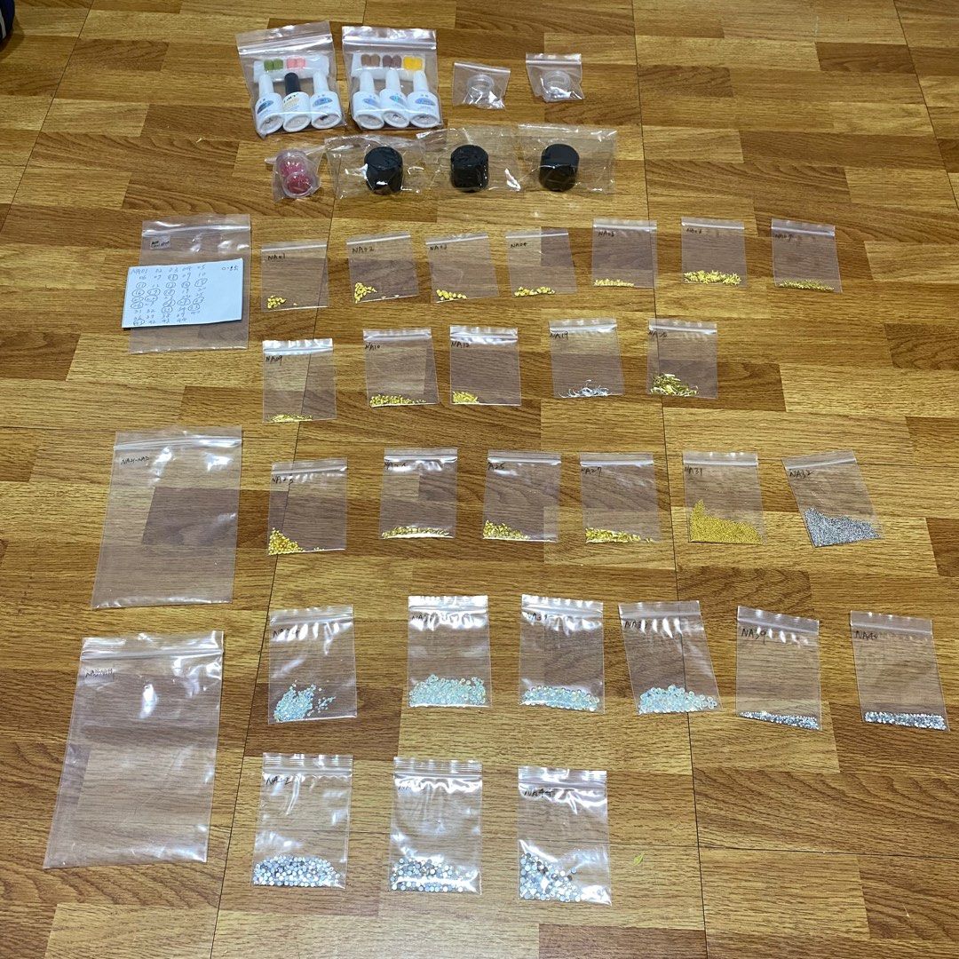 由 cicifufu (刊登 ID 1377334636，圖片 1) 提交，位於 台北市 (Taipei) 的 甲油膠組合 甲油膠 透明盒 黑色盒子 亮片 美甲 (類別：美甲、手部保養)，說明：甲油膠組合 甲油膠*6 透明盒*2 黑色盒子*3 紅色亮片*1 美甲甲片裝飾材料包*27。