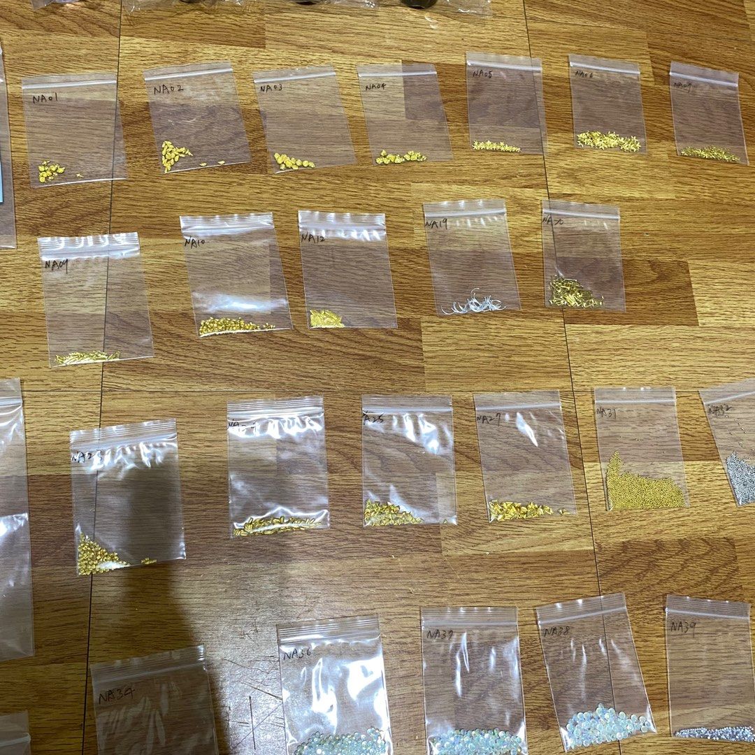由 cicifufu (刊登 ID 1377334636，圖片 3) 提交，位於 台北市 (Taipei) 的 甲油膠組合 甲油膠 透明盒 黑色盒子 亮片 美甲 (類別：美甲、手部保養)，說明：甲油膠組合 甲油膠*6 透明盒*2 黑色盒子*3 紅色亮片*1 美甲甲片裝飾材料包*27。