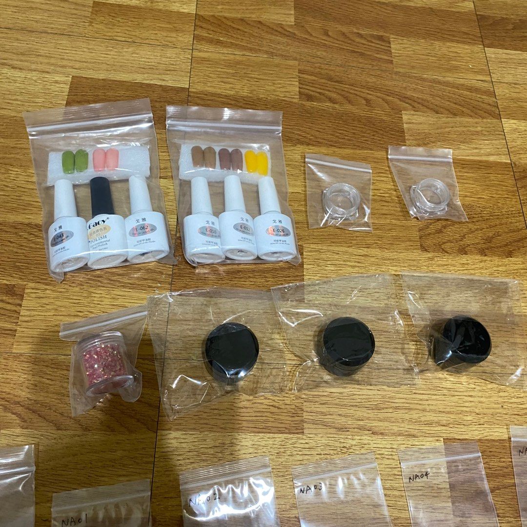 由 cicifufu (刊登 ID 1377334636，圖片 2) 提交，位於 台北市 (Taipei) 的 甲油膠組合 甲油膠 透明盒 黑色盒子 亮片 美甲 (類別：美甲、手部保養)，說明：甲油膠組合 甲油膠*6 透明盒*2 黑色盒子*3 紅色亮片*1 美甲甲片裝飾材料包*27。